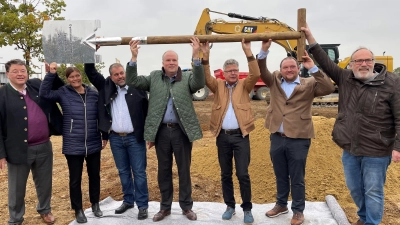 Stemmen gemeinsam ein Mammut-Projekt: (v.l.) Brgm. Thomas Loderer (Ottobrunn), Brgm. Mindy Konwitschny (Höhenkirchen-Siegertsbrunn), 2. Brg. Thomas Mayer (Brunnthal), Landrat Christoph Göbel, Brgm. Edwin Klostermeier (Putzbrunn), Brgm. Peter Wagner (Aying) und Brg. Dr. Stefan Straßmair (Hohenbrunn).  (Foto: hw)