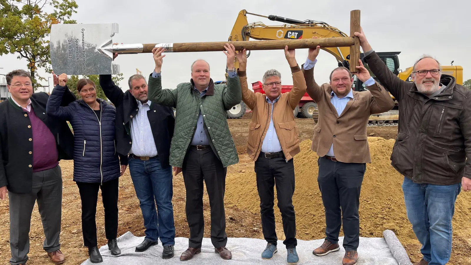 Stemmen gemeinsam ein Mammut-Projekt: (v.l.) Brgm. Thomas Loderer (Ottobrunn), Brgm. Mindy Konwitschny (Höhenkirchen-Siegertsbrunn), 2. Brg. Thomas Mayer (Brunnthal), Landrat Christoph Göbel, Brgm. Edwin Klostermeier (Putzbrunn), Brgm. Peter Wagner (Aying) und Brg. Dr. Stefan Straßmair (Hohenbrunn).  (Foto: hw)