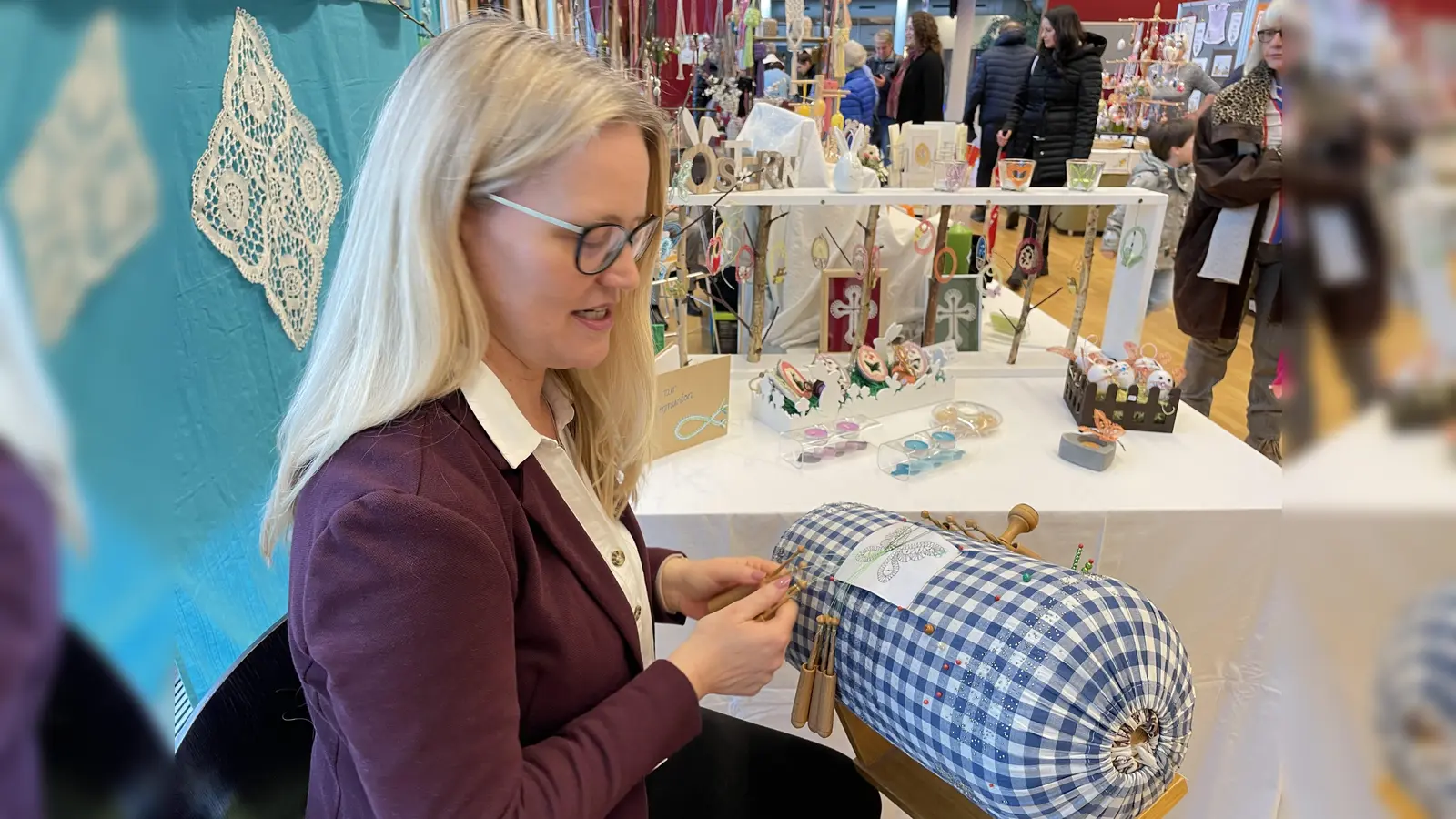 Jana Beyreuther führt vor, wie sie feine Spitze klöppelt. (Foto: pst)