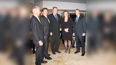 Zum traditionellen Neujahrsempfang der CSU Gräfelfing lud Ortsvereinsvorsitzender Volker Eichbaum (links) den CSU-Fraktionsvorsitzenden im Landtag Georg Schmid (2.v.l.) und Landtagsabgeordnete Kerstin Schreyer-Stäblein ein. Bürgermeister Christoph Göbel (Mitte) und sein Stellvertreter Peter Köstler freuten sich über die angeregte Atmosphäre des Abends. (Foto: US)