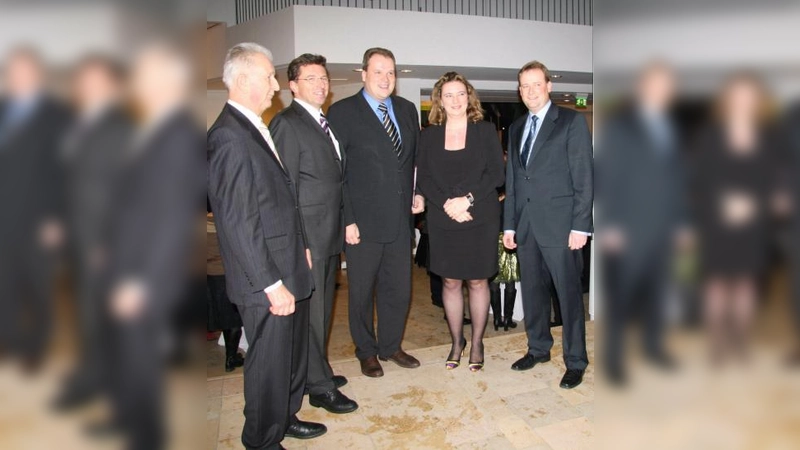 Zum traditionellen Neujahrsempfang der CSU Gräfelfing lud Ortsvereinsvorsitzender Volker Eichbaum (links) den CSU-Fraktionsvorsitzenden im Landtag Georg Schmid (2.v.l.) und Landtagsabgeordnete Kerstin Schreyer-Stäblein ein. Bürgermeister Christoph Göbel (Mitte) und sein Stellvertreter Peter Köstler freuten sich über die angeregte Atmosphäre des Abends. (Foto: US)