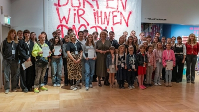 Die Gewinnerinnen und Gewinner des Deutschen Jugendfotopreises freuten sich über die Auszeichnungen. (Foto: Andy Happel/KJF)