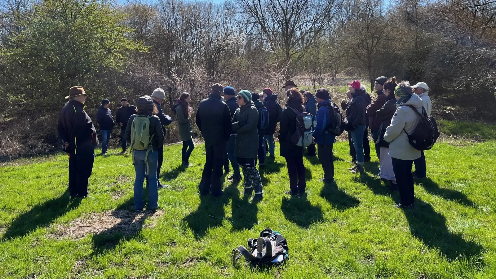 Violetta Just und die Teilnehmenden der Führung im Moor-Naturschutzgebiet Gfällach im Frühjahr 2025. (Foto: Lanzner)