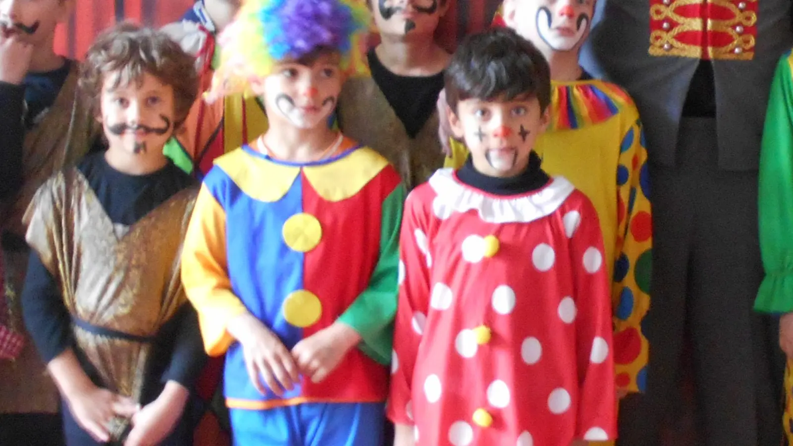 Vor den Vorstellungen wurden alle kleinen Akteurinnen und Akteure geschminkt und mit Kostümen ausgestattet. (Foto: Gemeinde Polling)