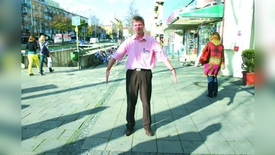 So groß war die Werbetafel, die Christian Patricus vor seinem Brillengeschäft aufgestellt hatte. Der Gehweg ist an dieser Stelle der Fürstenrieder Straße sehr breit, weshalb der Geschäftsmann nicht versteht, warum er seine Werbetafel entfernen hat müssen. (Foto: ls)