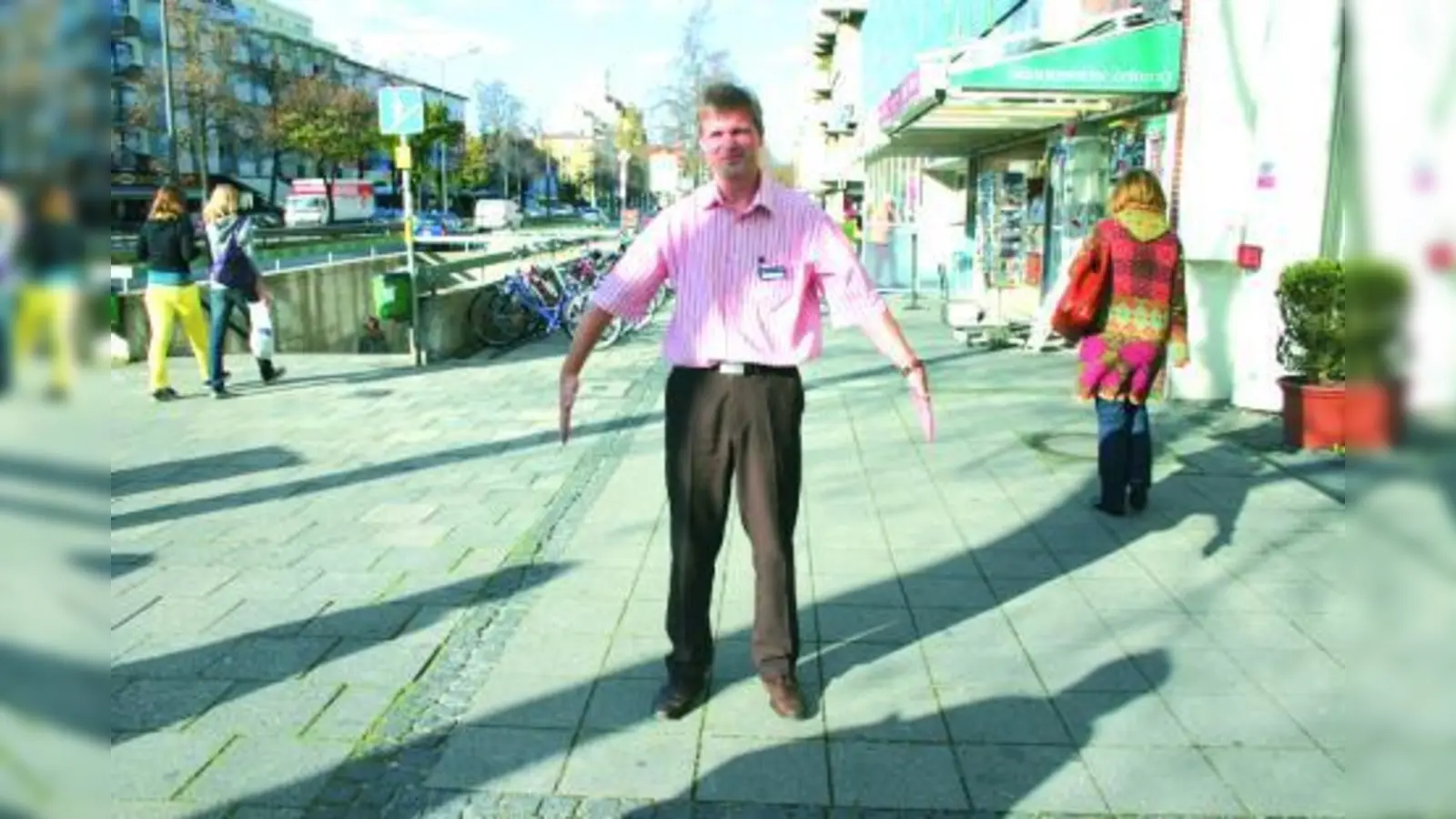 So groß war die Werbetafel, die Christian Patricus vor seinem Brillengeschäft aufgestellt hatte. Der Gehweg ist an dieser Stelle der Fürstenrieder Straße sehr breit, weshalb der Geschäftsmann nicht versteht, warum er seine Werbetafel entfernen hat müssen. (Foto: ls)
