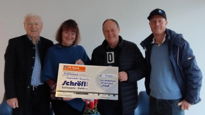 Helmut Ankenbrand (Vorstand Hospizverein), Monika Hagl-Kühlein (Koordinatorin), Peter Schröfl sen. und Peter Schröfl jun. (von links) bei der Spendenübergabe. (Foto: Hospizverein)
