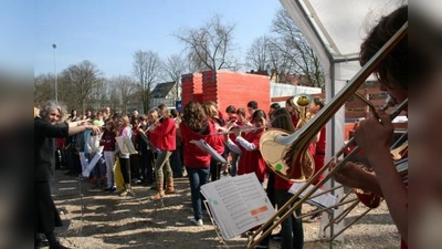 Die Bläser der Lukas-Schule eröffneten die Feier zur Grundsteinlegung eines neuen Hauptschulgebäudes mit Dreifachturnhalle an der Riegerhofstraße. (Foto: tg)