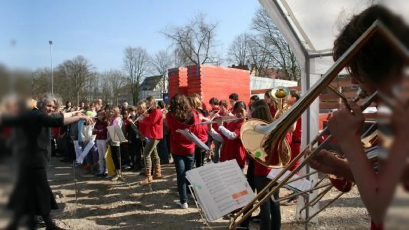 Die Bläser der Lukas-Schule eröffneten die Feier zur Grundsteinlegung eines neuen Hauptschulgebäudes mit Dreifachturnhalle an der Riegerhofstraße. (Foto: tg)