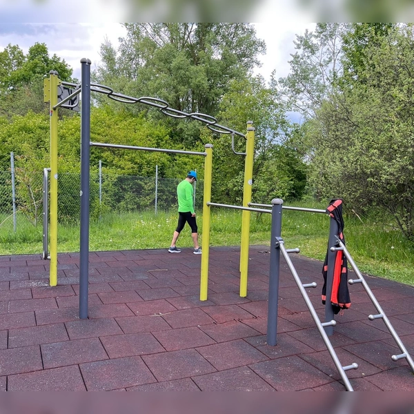 Fitnessanlagen unter freiem Himmel sind voll im Trend - egal, ob der altbewährte Trimm-Dich-Pfad oder moderne Calisthenics-Parks. (Foto: hw)