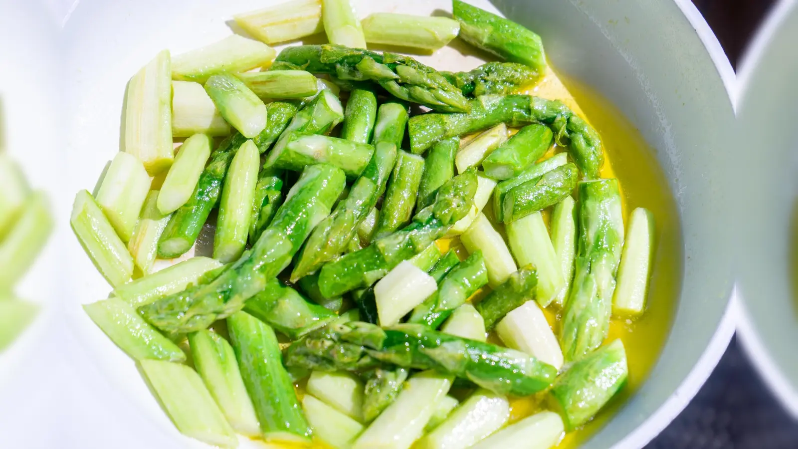 Schnell zubereitet, gesund und lecker: Gebratener grün-weißer Spargel. (Foto: GMH/Spargelstrasse NRW)