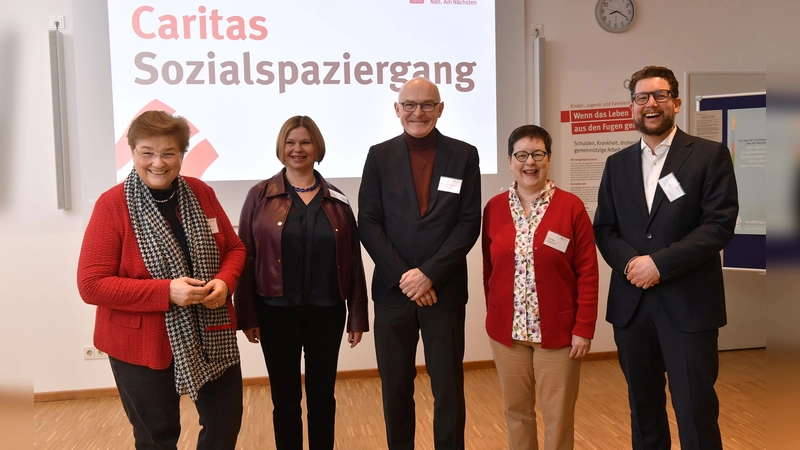 Beim Netzwerk-Format „Caritas Sozialspaziergang“ entstanden wertvolle Anstöße für Strategien gegen Armut und für bessere Bildungschancen (von links): Vorständin der Caritas München-Freising Gabriele Stark-Angermeier, SkF-Geschäftsführerin Bettina Nickel, Caritasdirektor Hermann Sollfrank, SkF-Vorstandsvorsitzende Heidi Rösler, Vorstand der Caritas München-Freising Thomas Schwarz. (Foto: Marcus Schlaf/Caritas München-Freising   )