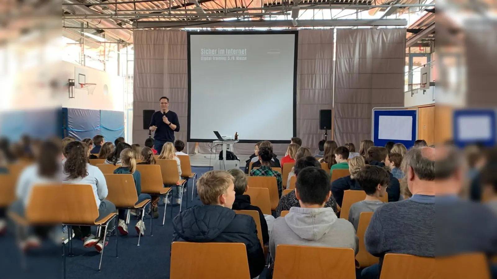 Der Digitaltrainer und Medienpädagoge Daniel Wolff informierte rund 120 Eltern über die enormen Risiken und erstaunlichen Chancen der Smartphone-Nutzung. (Foto: VA)