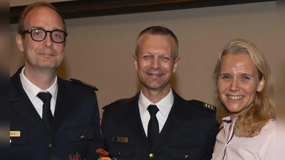 Hanna Sammüller gratuliert dem Kommandanten Stadtbrandrat Claudius Blank (l.) sowie dem 1. stellvertretenden Kommandanten Stadtbrandinspektor Florian Klein zur Wiederwahl. (Foto: Feuerwehr München)
