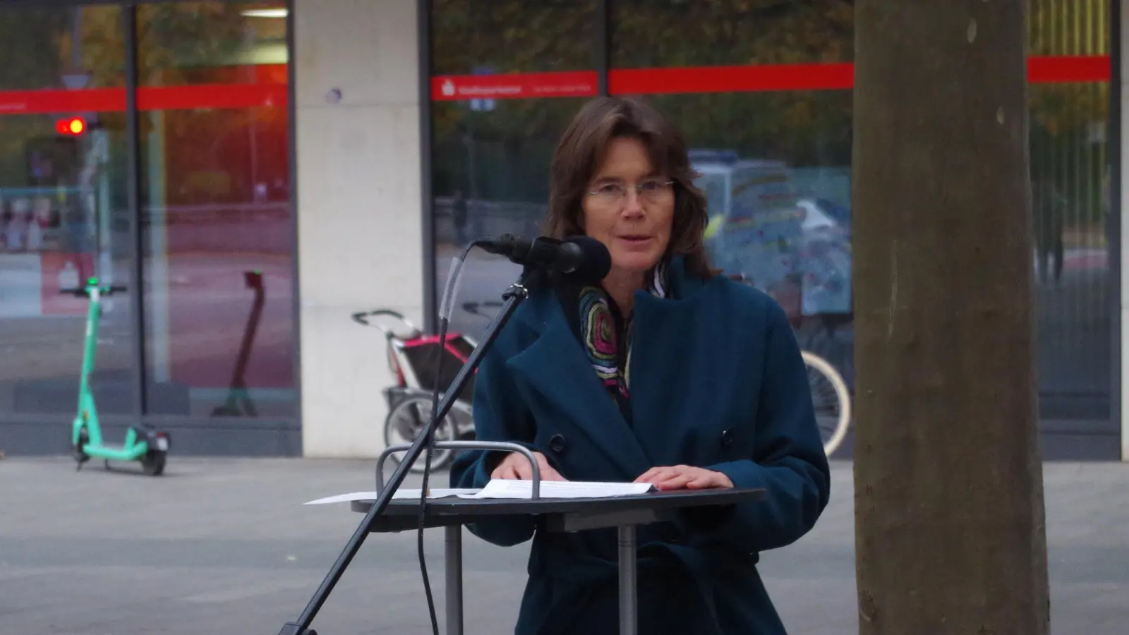 Sibylle Stöhr, Vorsitzende des Bezirksausschusses, begrüßte zur Gedenkveranstaltung am 9. November im Westend. (Foto: Beatrix Köber)