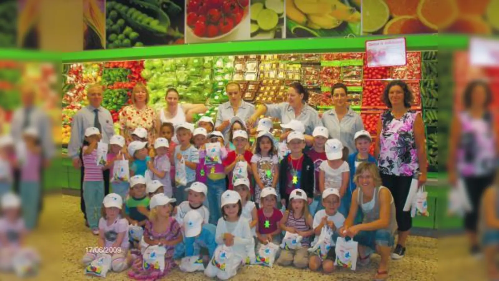 Marktleiter Selim Spanjolli (l.) und die HIT-Mitarbeiterinnen Diana Duriqi (4.v.l.), Antoneta Berishaj (3.v.r.) und Monika Forster (2.v.r.) mit Erzieherinnen und Kindern des Kindergartens Maria Schutz. (Foto: pi)