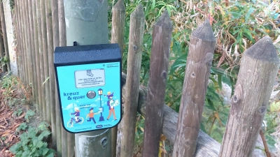 In Englschalking, Johanneskirchen und Oberföhring hängen derzeit blaue Boxen, die gefunden werden wollen - so wie hier am Alsenweg in der Zahnbrechersiedlung. (Foto: bas)
