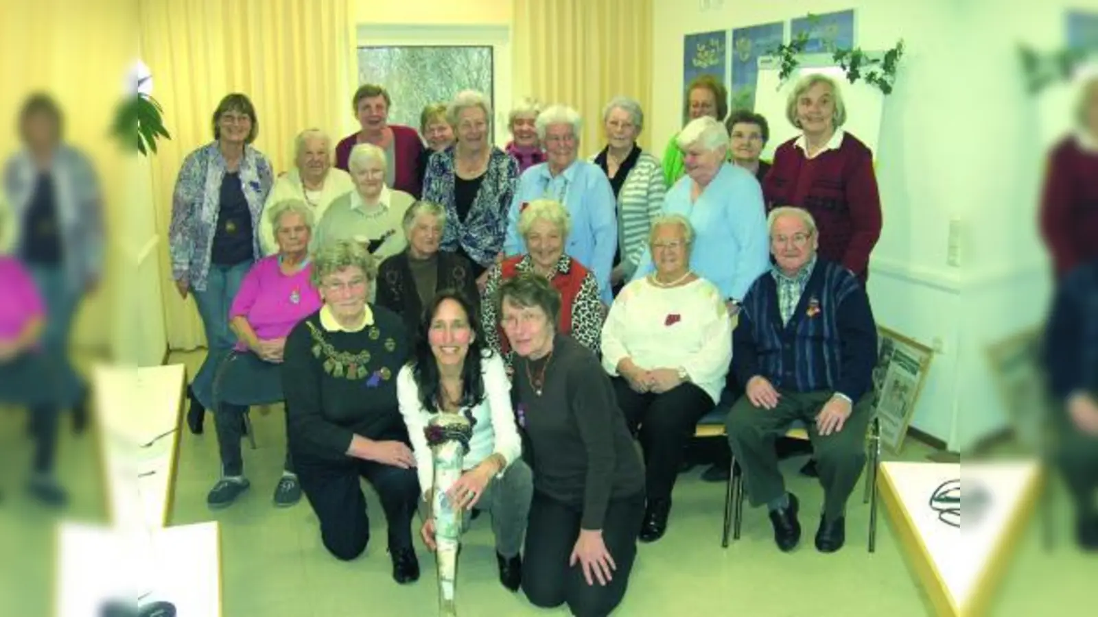 Die Senioren-Begegnungsstätte der Diakonie Hasnbergl strickt immer wieder für einen guten Zweck. Diesmal überreichten sie insgesamt 2000 Euro an das Ambulante Kinderhospiz München und die „Aktion Rückenwind“. Christine Bronner (mit „Sparstrumpf”) nahm die Spende entgegen. (Foto: pi)