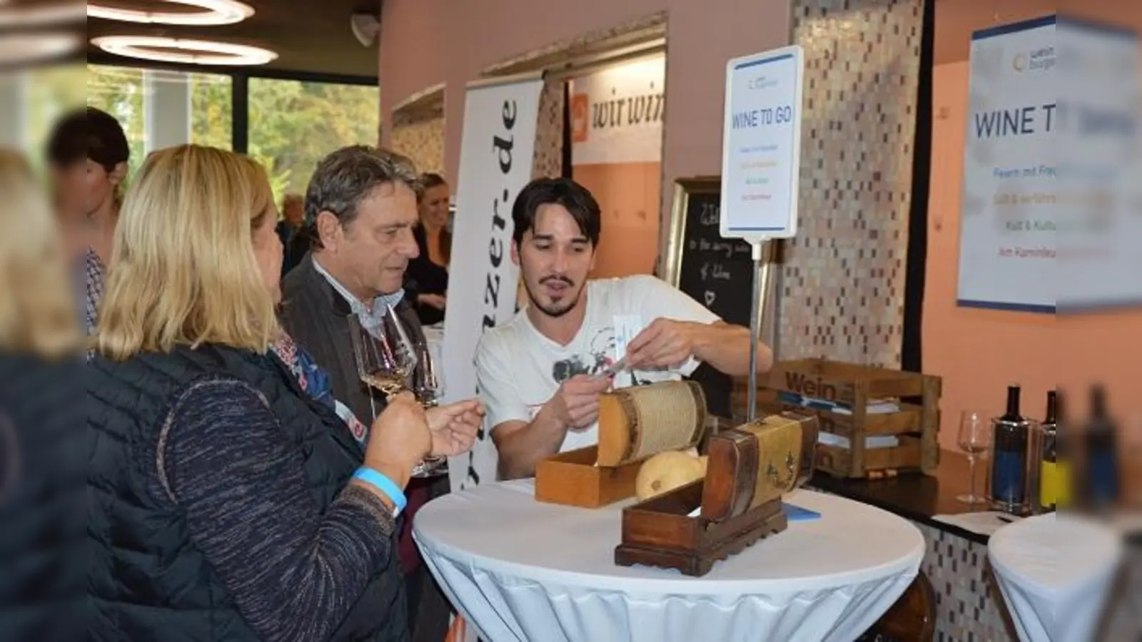 Wine to GO! heißen die kleinen Karten, auf denen der beste Startwein bei jedem Winzer empfohlen wird. (Foto: pi)