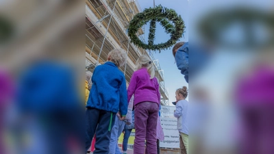 Die kleinen Ehrengäste  die Kindergartenkinder unter der Richtkrone.  (Foto: Janina Kufner)