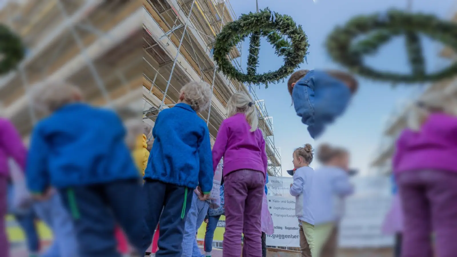 Die kleinen Ehrengäste  die Kindergartenkinder unter der Richtkrone.  (Foto: Janina Kufner)