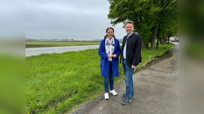 Die Bürgermeister Rupert Ostermair (Forstinning) und Kathrin Alte (Anzing) begrüßen die Schaffung eines verbindenden Radweges.  (Foto: Gemeinde Anzing)