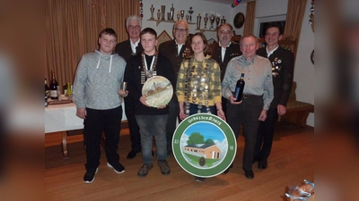 Es war schon fast ein historischer Moment beim Königsschießen der Eintracht-Schützen aus Etterschlag: Seit 2013 trug Ulrike Tatzel unangefochten die Königskette, doch dieses Jahr musste sie diese abgeben. Mit 53,8 Teilern sicherte sich Sabine Bayer den Königstitel. In der vorderen Reihe v.l.: Lukas Fastner, Tobias Fastner, Sabine Bayer und Eduard Bayer. In der hinteren Reihe v.l.: Walter Kagerer, Hermann Tegner, Paul Wischnewski und Wolfgang Bayer. (Foto: Eintracht Etterschlag)