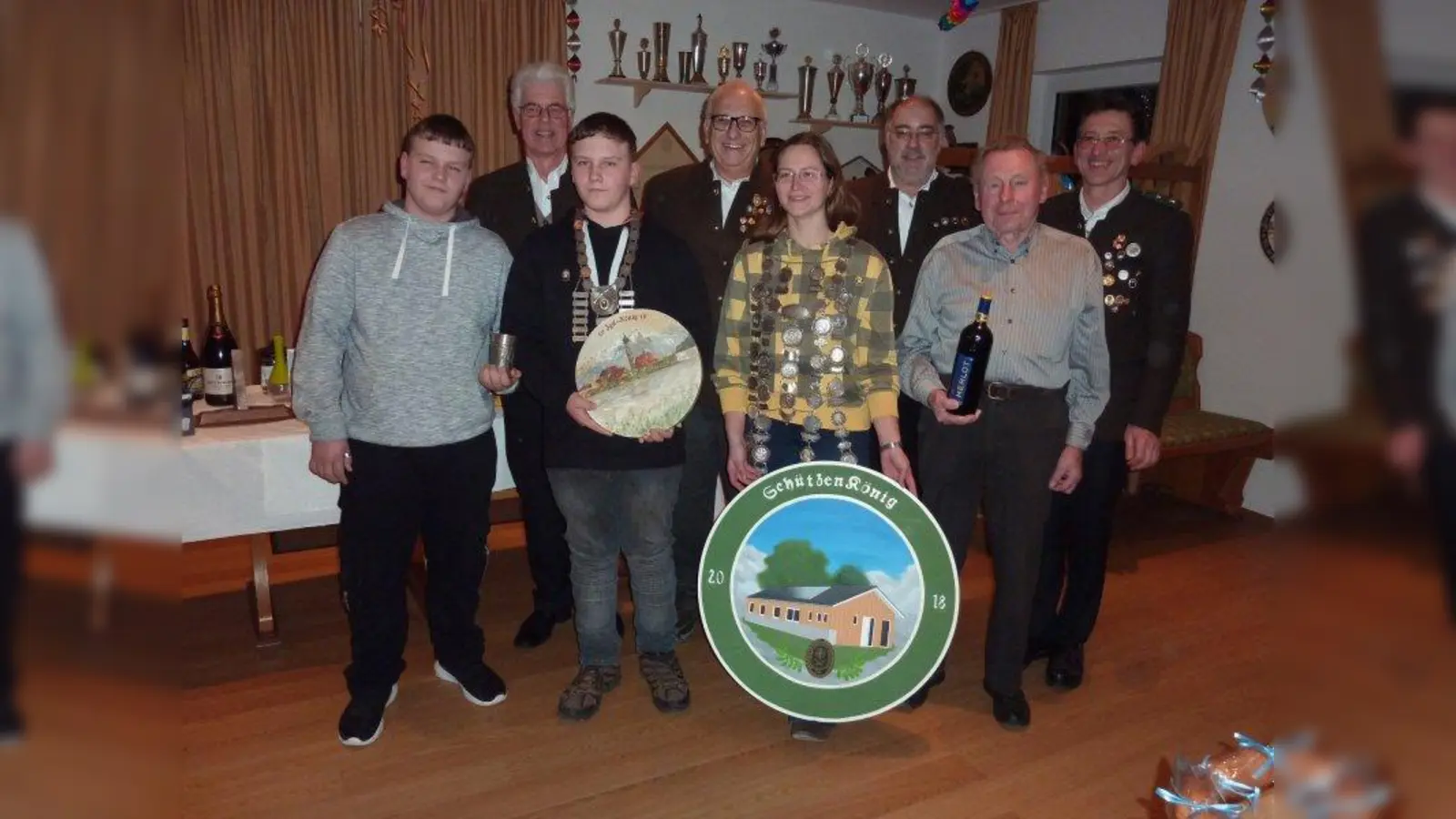 Es war schon fast ein historischer Moment beim Königsschießen der Eintracht-Schützen aus Etterschlag: Seit 2013 trug Ulrike Tatzel unangefochten die Königskette, doch dieses Jahr musste sie diese abgeben. Mit 53,8 Teilern sicherte sich Sabine Bayer den Königstitel. In der vorderen Reihe v.l.: Lukas Fastner, Tobias Fastner, Sabine Bayer und Eduard Bayer. In der hinteren Reihe v.l.: Walter Kagerer, Hermann Tegner, Paul Wischnewski und Wolfgang Bayer. (Foto: Eintracht Etterschlag)