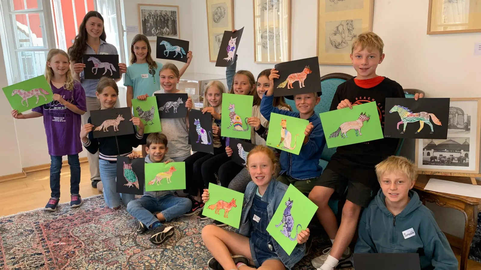 Bockhorner Ferienkinder mit ihren selbst geschaffenen Zentangle-Kunstwerken. Links hinten: Lisa, Auszubildende bei der Stadt Erding. (Foto: Museum Franz Xaver Stahl)