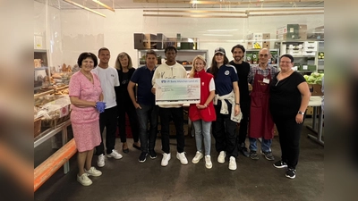 Als Spieler des Monats entschied sich Boipelo Mashigo von der SpVgg dafür, den Spendenscheck an die Helfer des Caritas Tisches zu übergeben.  (Foto: SpVgg Unterhaching)