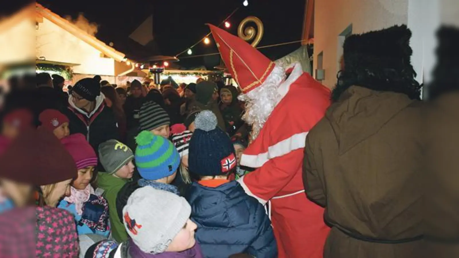 Der Nikolaus aus Oberschleißheim hatte für jedes Kind ein Geschenk dabei. 	 (Foto: Wolfgang Mende)