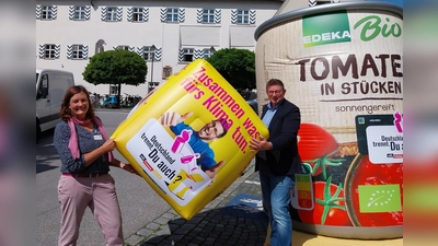 Bürgermeister Ulrich Proske warb gemeinsam mit Mitarbeiterinnen der Abfallberatung die Werbetrommel für richtige Mülltrennung.  (Foto: Stadt Ebersberg)