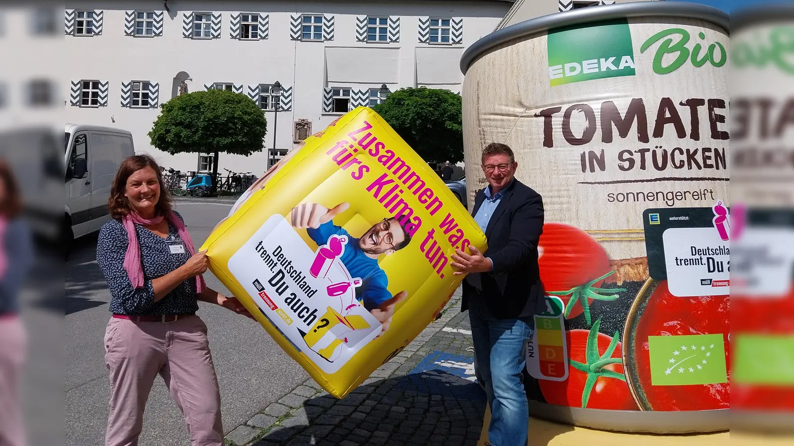 Bürgermeister Ulrich Proske warb gemeinsam mit Mitarbeiterinnen der Abfallberatung die Werbetrommel für richtige Mülltrennung.  (Foto: Stadt Ebersberg)