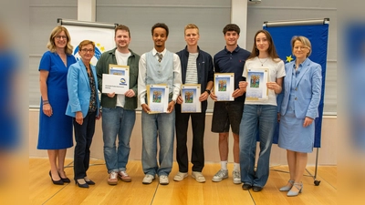 Alexandra Böhm (Europäischer Wettbewerb – Landesbeauftragte Bayern, links), die weitere stv. Bezirkstagspräsidentin Friederike Steinberger (Zweite von links) und Anne Radlinger (Regierung von Oberbayern, rechts) zeichneten das Christoph-Probst-Gymnasium in Gilching aus. (Foto: Bezirk Oberbayern / Jennifer Sandmeyer)