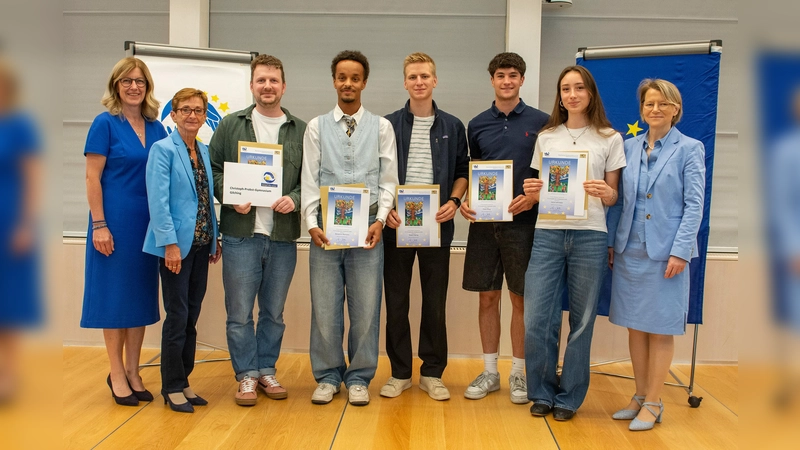 Alexandra Böhm (Europäischer Wettbewerb – Landesbeauftragte Bayern, links), die weitere stv. Bezirkstagspräsidentin Friederike Steinberger (Zweite von links) und Anne Radlinger (Regierung von Oberbayern, rechts) zeichneten das Christoph-Probst-Gymnasium in Gilching aus. (Foto: Bezirk Oberbayern / Jennifer Sandmeyer)
