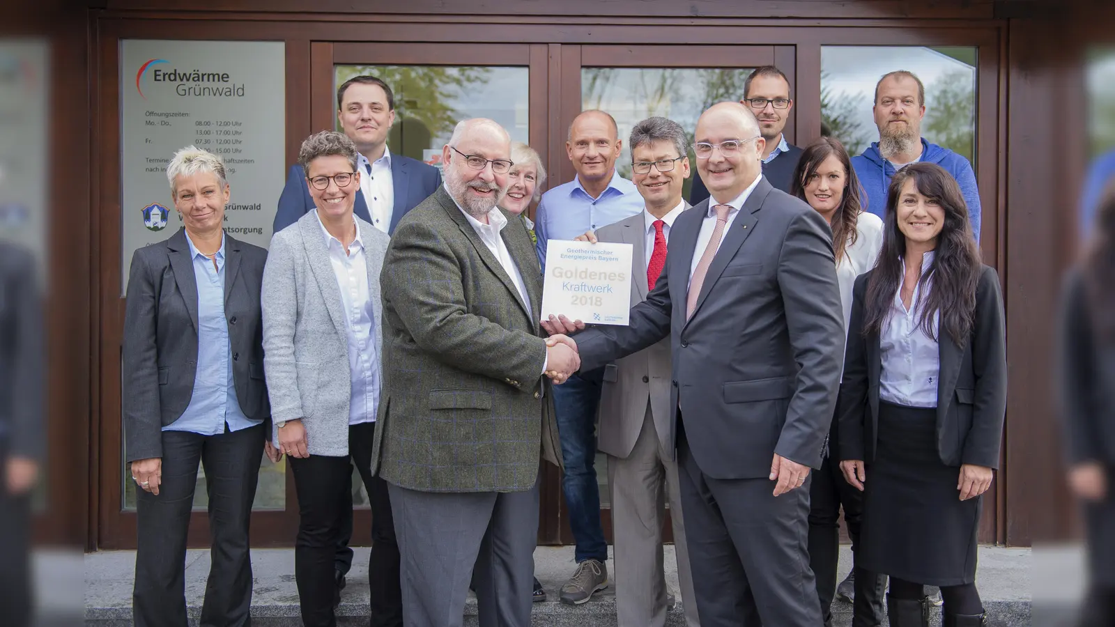 2. Bürgermeister Stephan Weidenbach gratulierte dem Team der Erdwärme Grünwald für den herausragenden Erfolg. (Foto: VA)