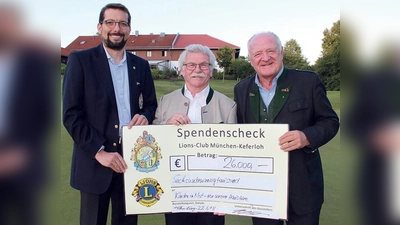 Scheckübergabe 26.000 Euro an die Aktion »Kinder in Not vor unserer Haustüre« (v.l.n.r.): Harald Leonpacher, Fritz Schöfinius und  Alois Knürr. 	 (Foto: Lions Club)