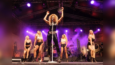 Die Band begeistert mit einer mitreißenden Performance. (Foto: Lioba Schöneck)