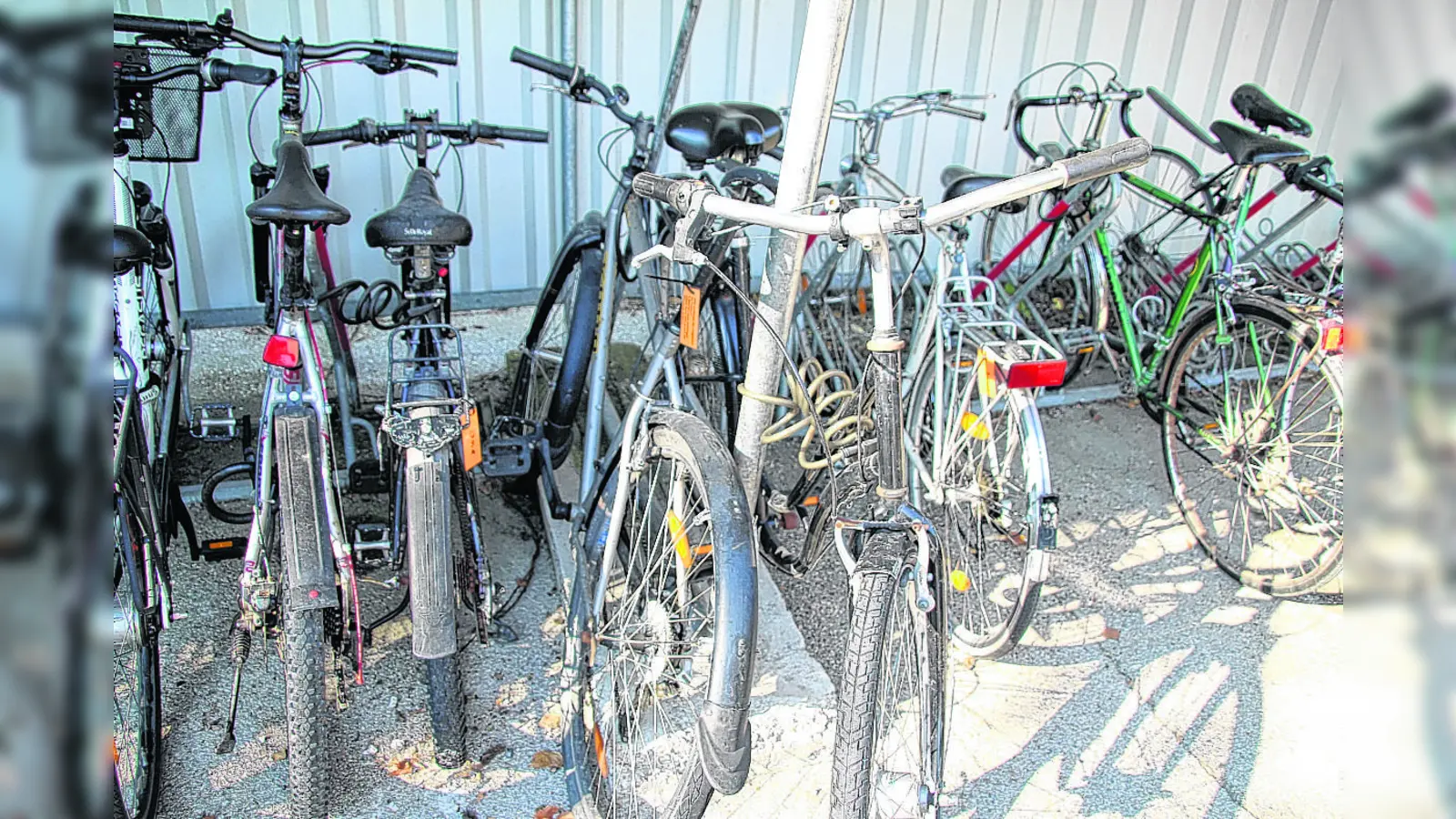 Die Gemeinde Gilching möchte Stellplätze für Radfahrende schaffen - alte Schrotträder, die nicht mehtr genutzt werden und an den Bähnhöfen stehen, sollen deshalb entfernt werden. (Foto: mka)