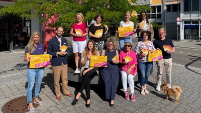 Einige Vertreterinnen und Vertreter der Germeringer Lieblingsläden (v.l.): Claudia Klammer, Alexander Beck, Maite Gleißner, Isabella Weber, Verena Thumann, Katrin Schmidt, Ruth Wirthmann, Caro Kirmair, Helen Hoff, Martina Luboss und Günther Luboss. (Foto: Wirtschaftsverband Germering e.V.)