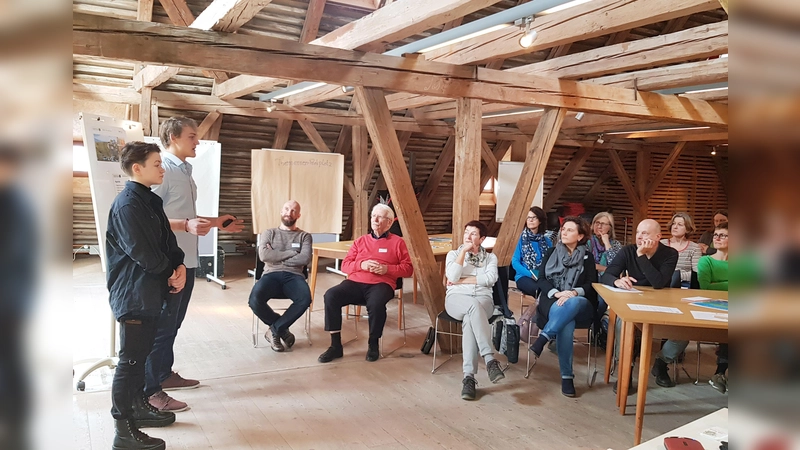 Julian Schmidt und eine Mitschülerin erklärten die Arbeit von "Grafing goes green". (Foto: Benjamin Hahn)