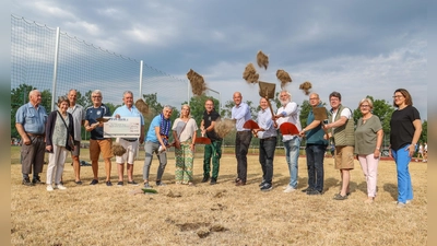 Personen von links nach rechts: Otto und Agnes Darchinger, Martin Wirries (Leitung Geschäftsstelle TSV Herrsching e.V.), Peter Seidl (Abt.-Leiter TSV Herrsching Fußball), Bernhard Kern (Rotary Club Ammersee), Laszlo Pilz (1. Vorstand Verein zur Förderung des Herrschinger Jugendfußballsports e.V.), Susi Feuerherdt, Damir Pasalic, Stefan Danielsen (3. Vorstand Verein zur Förderung des Herrschinger Jugendfußballsports e.V.), Christian Schiller (1. Bürgermeister der Gemeinde Herrsching), Detlef Däke (Leader Aktionsgruppe LAG Ammersee e.V.), Ludwig Darchinger (Rotary Club Ammersee), Wolfgang Darchinger (Gemeinderat, 2. Vorstand Verein zur Förderung des Herrschinger Jugendfußballsports e.V.), Hannelore Doch (Gemeinderat, 1. Vorsitzende TSV Herrsching e.V.), Antonia Gonzalez-Inguanzo (Vorstand/Kassiererin Verein zur Förderung des Herrschinger Jugendfußballsports e.V.). (Foto: Gemeinde Herrsching)