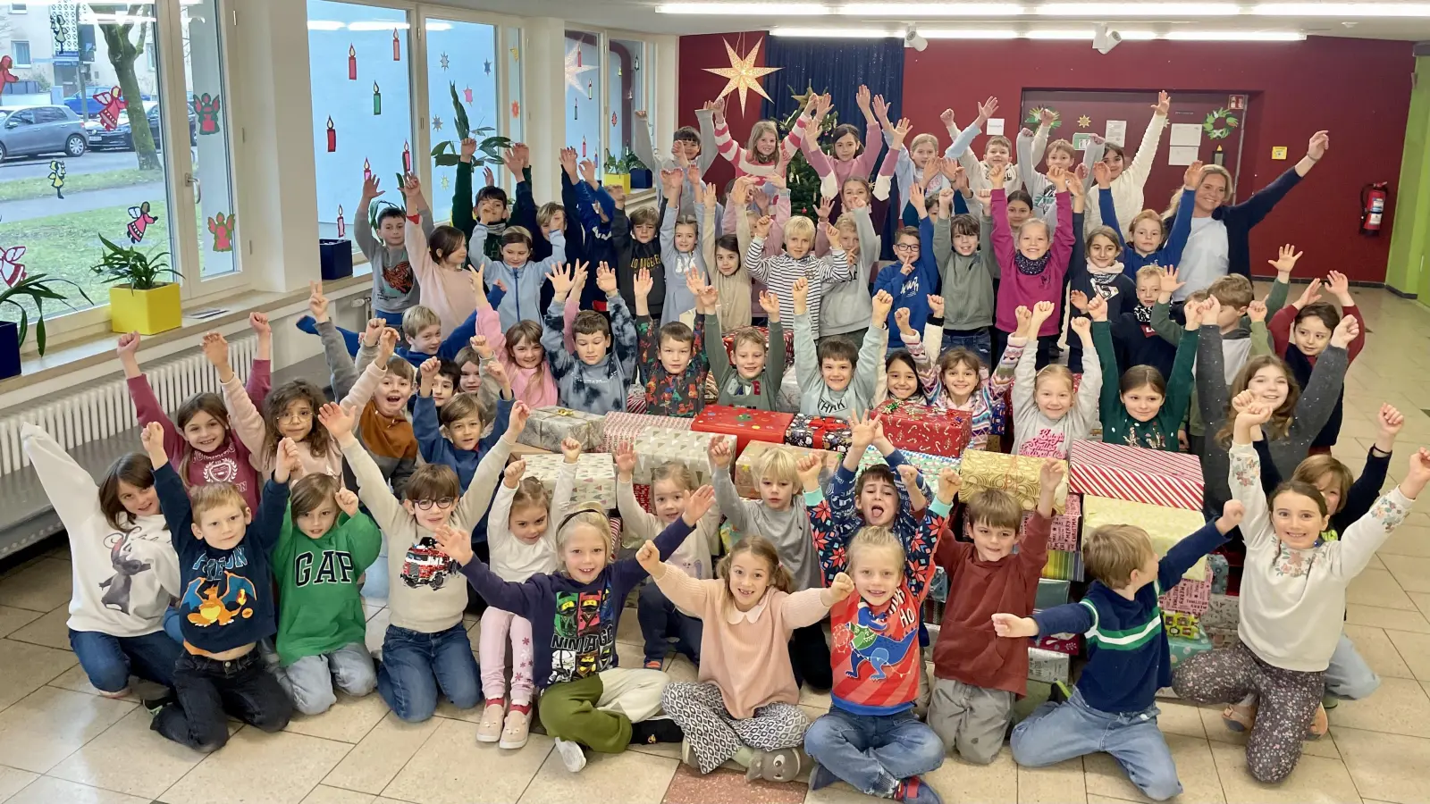 Geschafft: Die Kinder und Eltern der Grundschule an der Werdenfelsschule haben fleißig Päckchen für ukrainische Kinder gepackt. (Foto: Grundschule)