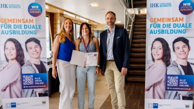 IHK-Ausbildungskoordinatorin Marina Hirschberger und Florian Kaiser, IHK-Abteilungsleiter Berufliche Ausbildung, ehrten Franziska Braun (Mitte) für ihre Tätigkeit als IHK-AusbildungsScout. (Foto: Balk/IHK)