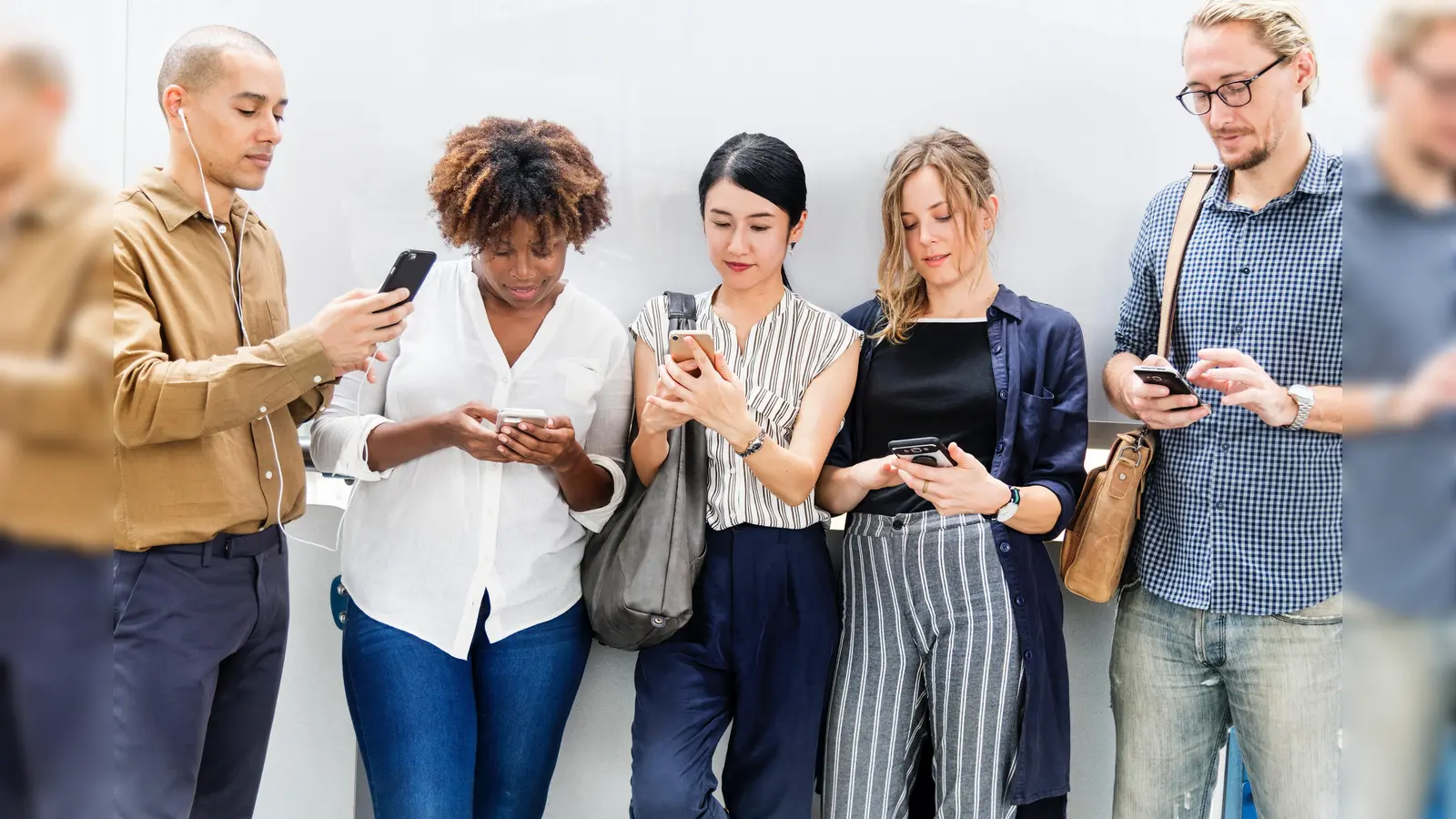 Ohne Smartphone geht in München fast niemand mehr aus dem Haus. Auch die Stadtbibliothek hat sich dem Trend zur Digitalisierung längst angepasst. (Foto: CC0)