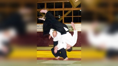 Aikido: Den Angreifer ins Leere laufen lassen.