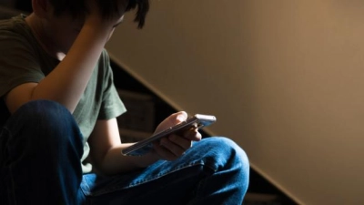 Der Kinderschutzbund rät Eltern, ihre Kinder mit Smartphone &amp;amp; Co. nicht alleine zu lassen. (Foto: DKSB)