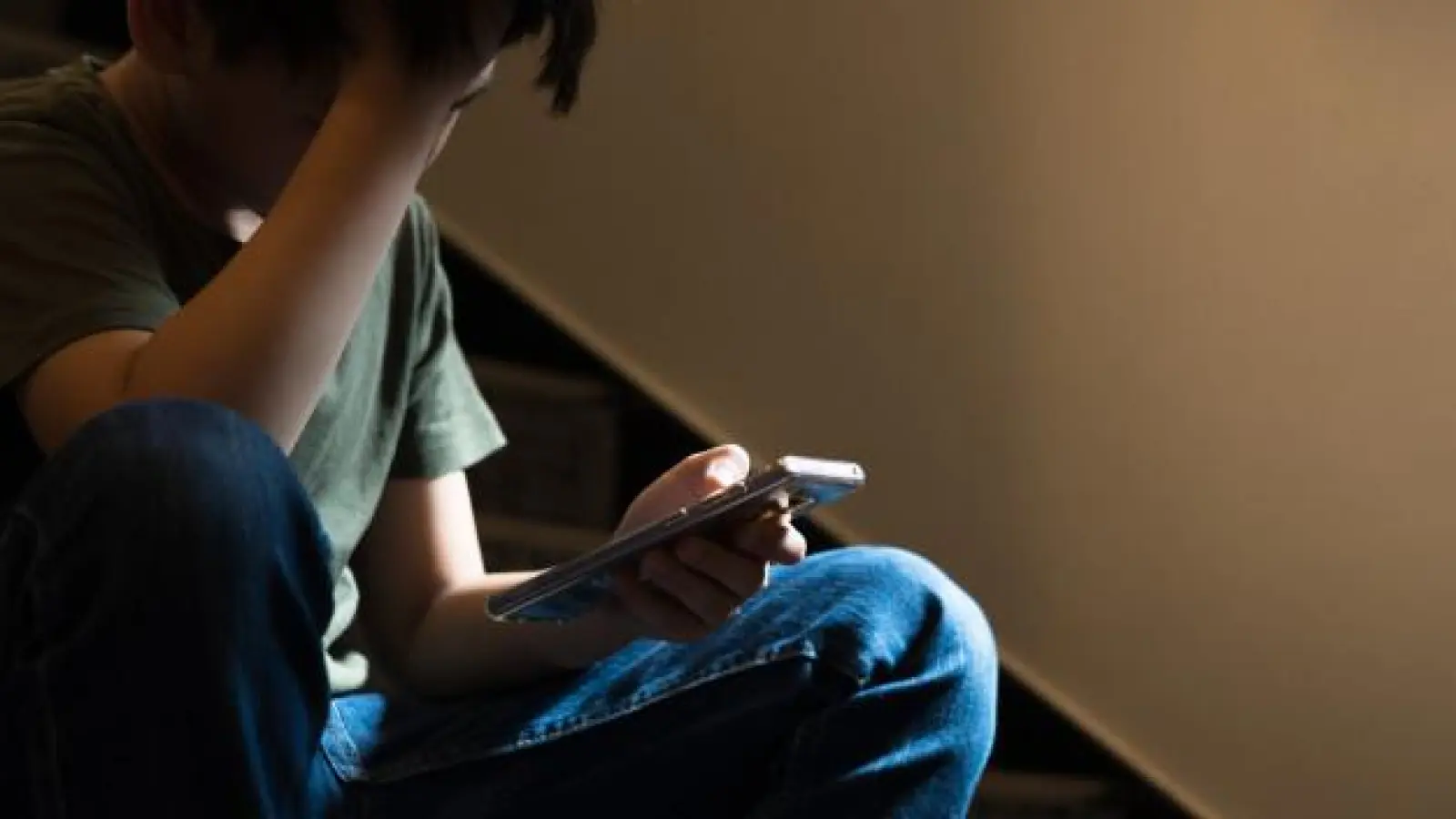 Der Kinderschutzbund rät Eltern, ihre Kinder mit Smartphone &amp;amp; Co. nicht alleine zu lassen. (Foto: DKSB)