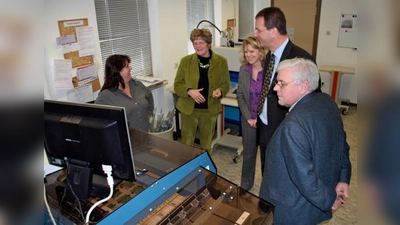GeBE-Mitarbeiterin Evi Breiter und GeBE-Geschäftsführerin Brigitte Breidenbach erklären hier Petra Tech, OB Andreas Haas und Albert Metz (v.l.) die Fertigung einer elektronischen µ-Computerbaugruppe auf einem Bestückungsautomaten. (Foto: pi)