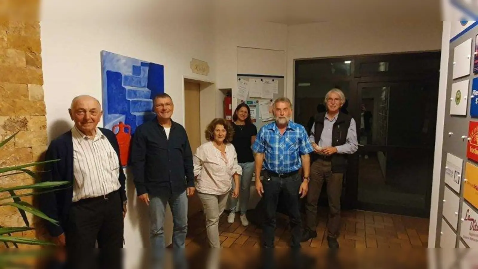 Stehen den Bürgern mit Rat und Tat zur Seite (von links): Alfons Schmid, Wolfgang John,  Andrea Berry, Sandra Popp, Lorenz Thumann und Otfried Werking sind der neue Vorstand der Nachbarschaftshilfe Wielenbach. (Foto: Nachbarschaftshilfe Wielenbach e.V.)